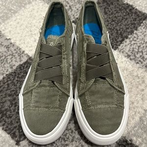NEW Women’s Blowfish Malibu slip on shoes!